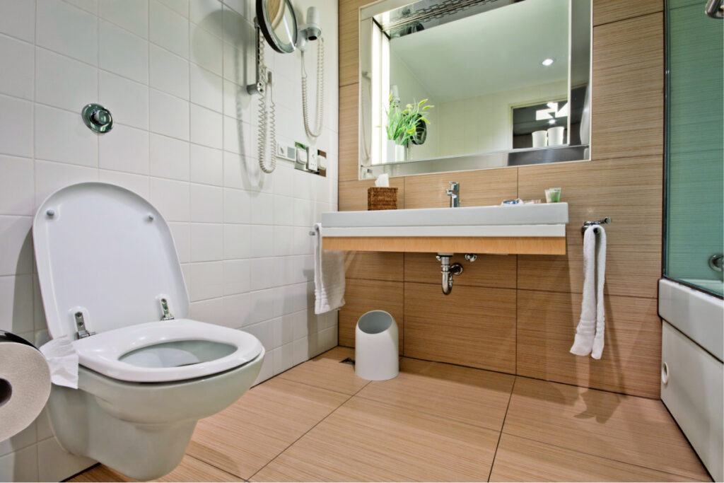 Baño moderno con inodoro y lavabo de pared