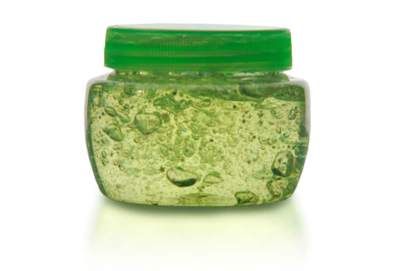 Receta casera de gel ambientador teñida de verde y vertida en un frasco