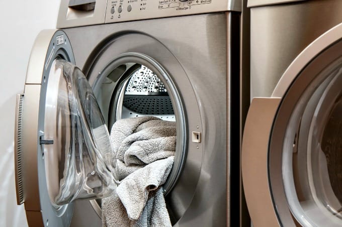 Cómo deshacerse de los olores a moho en la lavandería: una toalla que cuelga de la lavadora de carga frontal