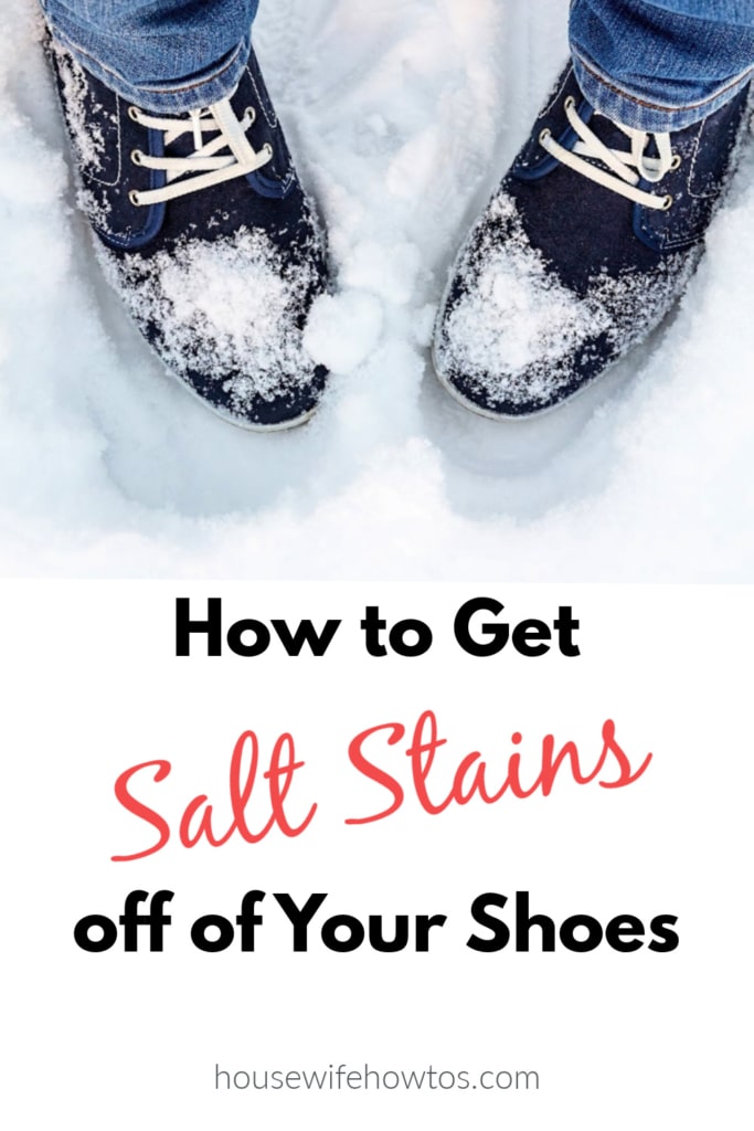 Vista aérea de pies con zapatillas de lona de pie en la nieve con texto superpuesto que dice Cómo quitar las manchas de sal de los zapatos
