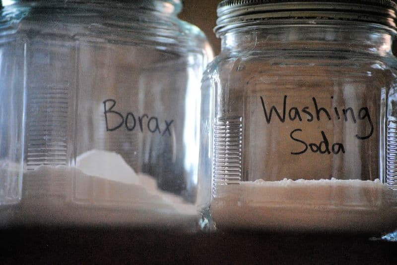 Organización de la lavandería: bórax y refresco en frascos de vidrio separados